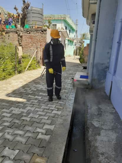 नगर कमेटी का करमि गलियो मे केमिकल सप्रे कख छिडकाव करता।